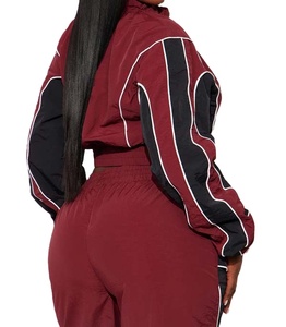 Ensemble de survêtement pour femme de qualité supérieure, coupe-vent personnalisé à capuche, fermeture à cordon, deux pièces, 100% polyester - Product Image 3