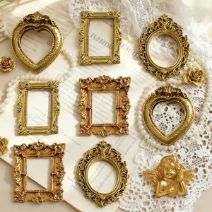 Cadre photo décoratif en résine avec design artisanal contemporain pour la décoration du salon - Product Image 3