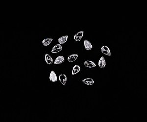 เพชรแล็บเกรด OM GEMS ขนาด 4.0x2.5 มม. รูปทรงลูกแพร์ สีแฟนซี เจาะด้วยเลเซอร์สีขาว ทรงโบราณ ดีไซน์เฉพาะตัว สำหรับทำเครื่องประดับ - Product Image 4