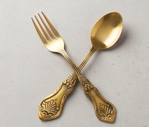 Ensemble de couverts vintage dorés avec poignées ornées, finition mate, ustensiles en métal durables pour les occasions de mariage - Product Image 1