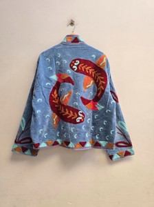 เสื้อแจ็คเก็ตสไตล์โบฮีเมียนสีน้ำเงิน ตกแต่งด้วยผ้าซูซานี งานฝีมือประณีต ลายปักศิลปะพื้นบ้าน เหมาะสำหรับเทศกาลต่างๆ  สำหรับผู้หญิง - Product Image 3