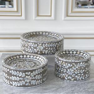 Superbe support à gâteau en nacre, avec bases en bois bleu à plusieurs niveaux et dessus en verre, pour une présentation culinaire haut de gamme. - Product Image 4