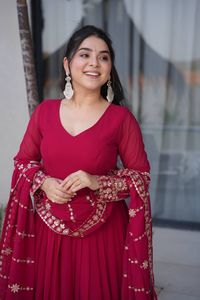 ชุดเดรส Anarkali ปักลายดีไซเนอร์ พร้อมผ้าคลุมไหล่ ผ้าจอร์เจตต์ฟ็อกซ์ ปักลายหนักประดับด้วยเลื่อม - Product Image 2