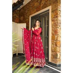 Vestido de Fiesta Lehenga Choli Rojo de Poliéster de Diseñador NSR con Dupatta Bordada y Pantalón para Ocasiones Especiales Talla M - Product Image 1