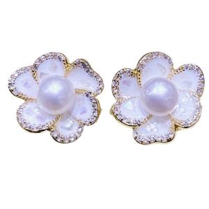 Boucles d'oreilles en perles d'eau douce naturelles de Zhuji, camélia français, design élégant et unique pour femmes - Product Image 5