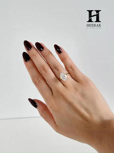 Anillo de Compromiso de Oro Amarillo de 14K con Diamante Cultivado en Laboratorio de Corte Ovalado de 3.0CT, Certificado IGI, Anillo Solitario Ovalado con Efecto Hielo Triturado - Product Image 4