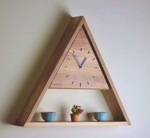 Horloge murale en bois naturel triangulaire analogique, style artistique antique unique, horloge en bois décorative, décoration murale géométrique - Product Image 5