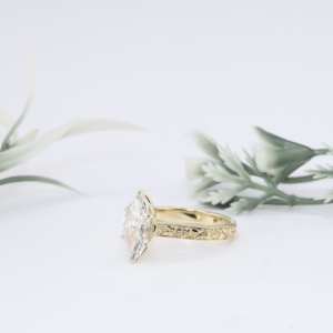 Bague de fiançailles vintage en or jaune avec diamant de laboratoire taille marquise, gravée à la main, motif floral en spirale, panneau en forme de panier de tulipes, bijoux fins - Product Image 2