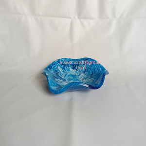 Grand bol moderne en résine bleu marine avec des paillettes dorées, dernières tendances en matière de décoration intérieure, bol décoratif à volants avec motif marbré - Product Image 1