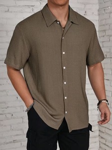 เสื้อเชิ้ตผู้ชายผ้าทอเนื้อสัมผัสพิเศษสำหรับฤดูร้อน แขนสั้น ติดกระดุม คอปกคิวบา สไตล์ลำลอง สำหรับใส่ไปเที่ยวชายหาด แฟชั่น รับผลิตแบบ OEM - Product Image 4