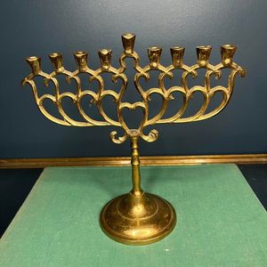 Majestuosos Candelabros Menorah que Combinan Elegancia Tradicional con Materiales de Primera Calidad, Decoración Religiosa para el Hogar - Product Image 5