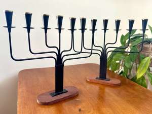 เชิงเทียนโลหะสีดำดีไซน์หรูหราพร้อมฐานไม้ เหมาะสำหรับตกแต่งห้องนั่งเล่นและเป็นของประดับตกแต่งกลางโต๊ะ จากอินเดีย - Product Image 6