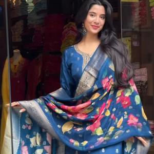 Ensemble Kurti ethnique élégant et confortable, en tissu de soie doux et lisse, de couleur bleue, à col rond, au design magnifique - Product Image 3