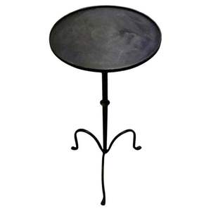 Mesa auxiliar de metal inspirada en joyas que aporta un toque glamuroso al dormitorio, la sala de estar y la entrada. - Product Image 1