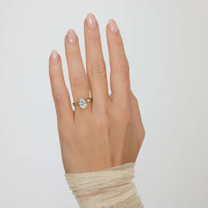 Anillo de Diamante Cultivado en Laboratorio con Corte Pera de 2 Quilates, Oro Sólido de 14K, Banda de 2.5MM, Anillo de Compromiso y Boda Solitario para Mujer - Product Image 3