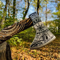 Hache Viking Artisanale avec Lame en Acier Carbone, Design à Dos Plat, Manche en Bois de Frêne Gravé, Fourreau en Cuir, Lame de 5 Pouces