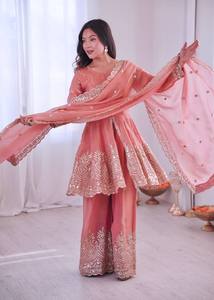 Conjunto de Salwar Kameez de Seda Fandy Rosa Bordado de Dos Tonos con Trabajo de Espejo, Sharara y Dupatta, Traje Tradicional para Diwali y Graduación - Product Image 5