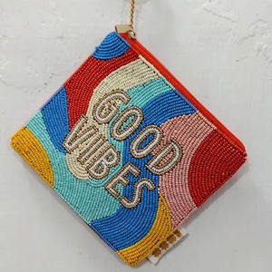 Monedero con Cuentas XOXO - Una Forma Hermosa y Funcional de Llevar tus Monedas y Tarjetas - Product Image 1