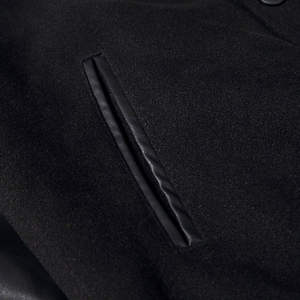 Chaqueta Varsity Personalizada de Alta Calidad para Hombre, Chaqueta Varsity de Cuero Recubierto Tejido, Estilo Urbano, Logotipo Bordado, Ribete de Piel de Oveja, Invierno - Product Image 2