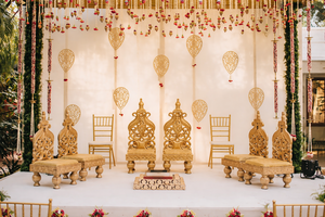 Sillas Mandap de Madera Tratada Estilo Vintage para Bodas del Sur de Asia, Sillas Vedi Personalizadas, Juego de Sillas Mandap para Bodas Reales - Product Image 5