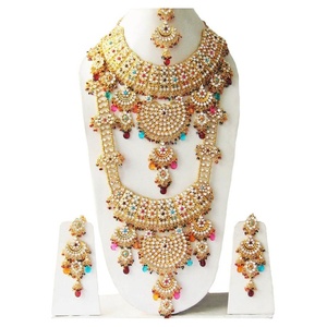 Conjunto de collar y aretes Kundan chapados en oro con cristales de imitación y perlas artificiales, joyería étnica de boda para mujeres. - Product Image 1