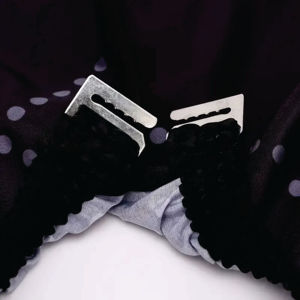 Capa de Peluquería Negra con Patrón de Serpiente, Poliéster Antiadherente al Cabello - Product Image 3