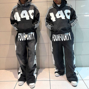 Ensemble survêtement homme personnalisé en molleton bouclette oversize, style vintage, avec pantalon évasé et sweat à capuche, délavé à l'acide, effet usé et patch brodé - Product Image 1