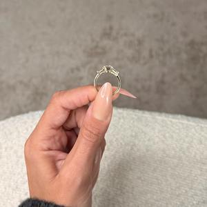 Anillo de compromiso de oro amarillo de 14 quilates con tres diamantes cultivados en laboratorio con corte esmeralda certificados por IGI de 2.20 quilates y piedras laterales de baguette. - Product Image 5