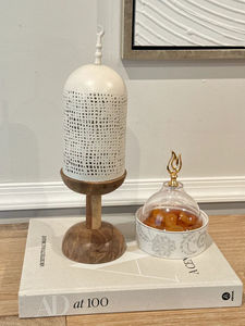 Quemador de incienso de metal dorado de lujo con base de madera, cúpula perforada, soporte de incienso de sobremesa para decoración de hogar, oficina y meditación. - Product Image 3