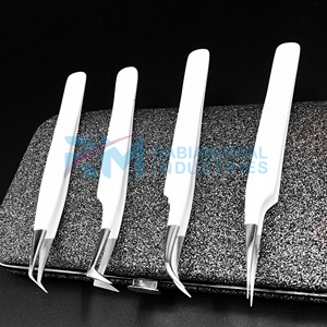 Pinza para Pestañas RMI Negra Antimagnética con Punta Plateada Recubierta de Polvo Blanco, Punta Lisa de Acero Inoxidable, Longitud de 10 mm, Perfecta - Product Image 2