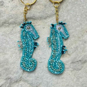 Llavero de caballito de mar con cuentas hechas a mano, amuleto de animal marino con cuentas azul océano, regalo costero para amantes del océano, llavero de MULTI CRAFT - Product Image 3