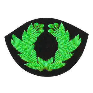 Badges en silicone de haute qualité avec patch brodé, base en velours personnalisée, décoration de perles en fil métallique doré - Product Image 6