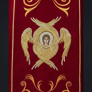 Chasuble Liturgique Rouge avec Symboles Chrétiens Brodés Or, Vêtement Sacerdotal Catholique pour Adulte, Tenue de Culte d'Église Haut de Gamme - Product Image 2