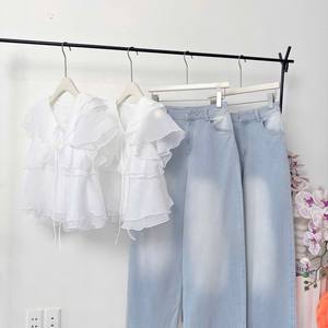 Vente en gros d'usine - Ensemble chemisier blanc sans manches à volants + pantalon large en denim pour femmes - Product Image 1