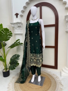 Ensemble prêt-à-porter de créateur pour soirée, en soie Fandy, avec broderie de fils et sequins, comprenant haut, bas et dupatta, entièrement cousu. - Product Image 4