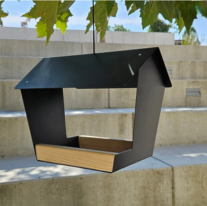 Mangeoire à oiseaux suspendue en métal en forme de maison moderne avec perchoir en bois, pour jardin extérieur, station de nourriture minimaliste pour oiseaux sauvages - Product Image 3