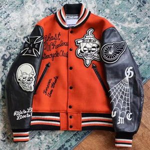 Veste universitaire unisexe noire avec manches en cuir, motifs brodés, style motard, col rabattu, coupe classique, logo personnalisé - Product Image 3
