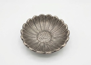 Plateau décoratif en métal antique à motif floral, finition patinée, style Wabi Sabi, pièce unique, corbeille à fruits - Product Image 4