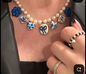Collier élégant avec pendentif en perles de céramique blanches et cœur en émail bleu - Product Image 1