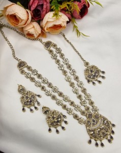 Ensemble collier long double couche, boucles d'oreilles et mangtika à motif floral traditionnel pour femmes, collection de bijoux de créateur. - Product Image 1