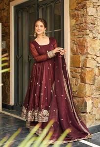 Robe Anarkali Choli Brodé Bordeaux pour Femme avec Bordure en Dentelle Dorée Fantaisie, Tenue Ethnique Indienne Traditionnelle à Séchage Rapide pour Mariage - Product Image 4