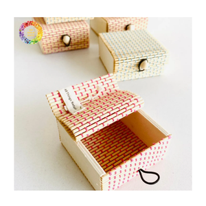 Boîte de rangement artisanale en bambou tressé naturel pour thé, souvenirs, bijoux, accessoires et décoration intérieure - Product Image 1