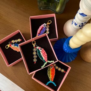 Breloques de poisson perlées avec nom, Porte-clés de poisson perlé, Porte-clés personnalisé pour demoiselle d'honneur, Breloques de poisson personnalisées en perles de rocaille, Na personnalisée - Product Image 3