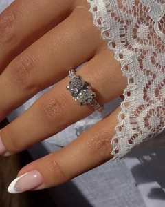 Bague de fiançailles personnalisée en or massif 14K 18K avec diamant de laboratoire ovale taille East West de 2 carats, tige droite, sertie à griffes 2,50 mm, vente en gros - Product Image 1
