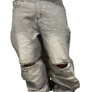 กางเกงยีนส์ทรงหลวมสีเทาประดับเพชรเทียมสำหรับผู้ชาย ขาดๆ บริเวณเข่า สไตล์สตรีทแวร์ - Product Image 5