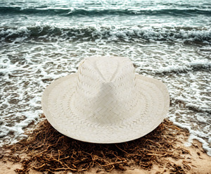 Sombrero de paja de ala ancha estilo resort con protección UV perfecto para ropa de playa ofrecida en grandes cantidades al por mayor - Product Image 1