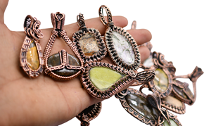 Pendentif en fil de cuivre oxydé, pendentif en fil de cuivre tressé avec pierres précieuses mélangées dorées Apace, pendentif artisanal en cuivre mélangé. - Product Image 2