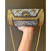Pochette en métal cristal finition argent antique pour femme, idéale pour les mariages, accessoire de mode RR ENTERPRISES Modèle RR202514944 Fabriqué en Inde