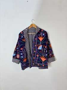Chaqueta de terciopelo Suzani azul hecha a mano con bordado floral de estilo elegante para unisex, abrigo bohemio hippie, mayorista indio de chaquetas - Product Image 3