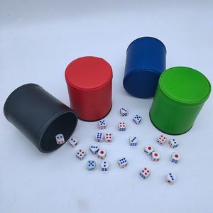 Fabricación de un juego de dados de cuero personalizado con tapa, vaso agitador de cuero verde para dados. - Product Image 6